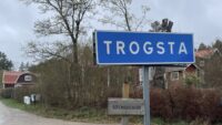 Tisdagstraskarna traskar i Trogsta by i Forsa