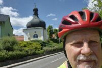 Cykla Bromton längs floden Svitava i Tjeckien