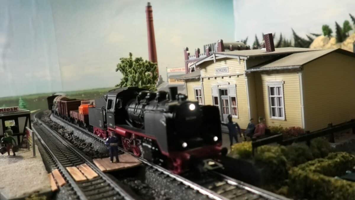 Tåget kommer till stationen på Märklinanläggningen