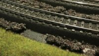 Ballast längs rälsen på min modelljärnväg